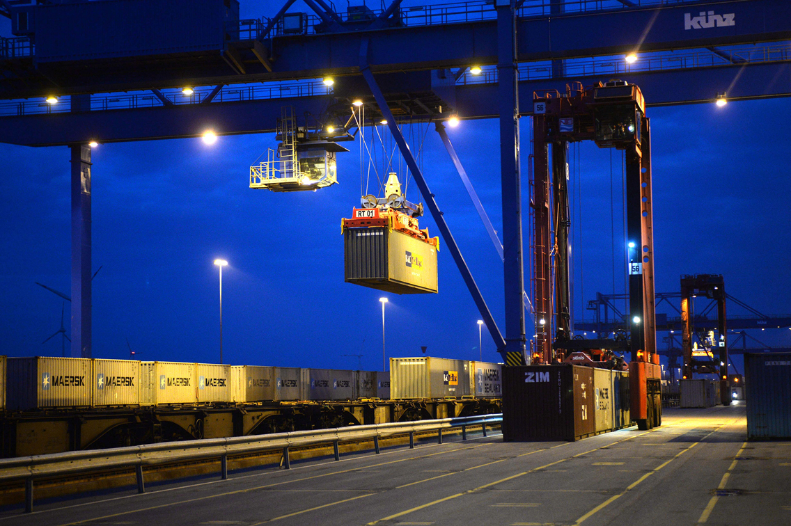 Bahntransport-Containerverladung-auf-Zug-bei-Nacht