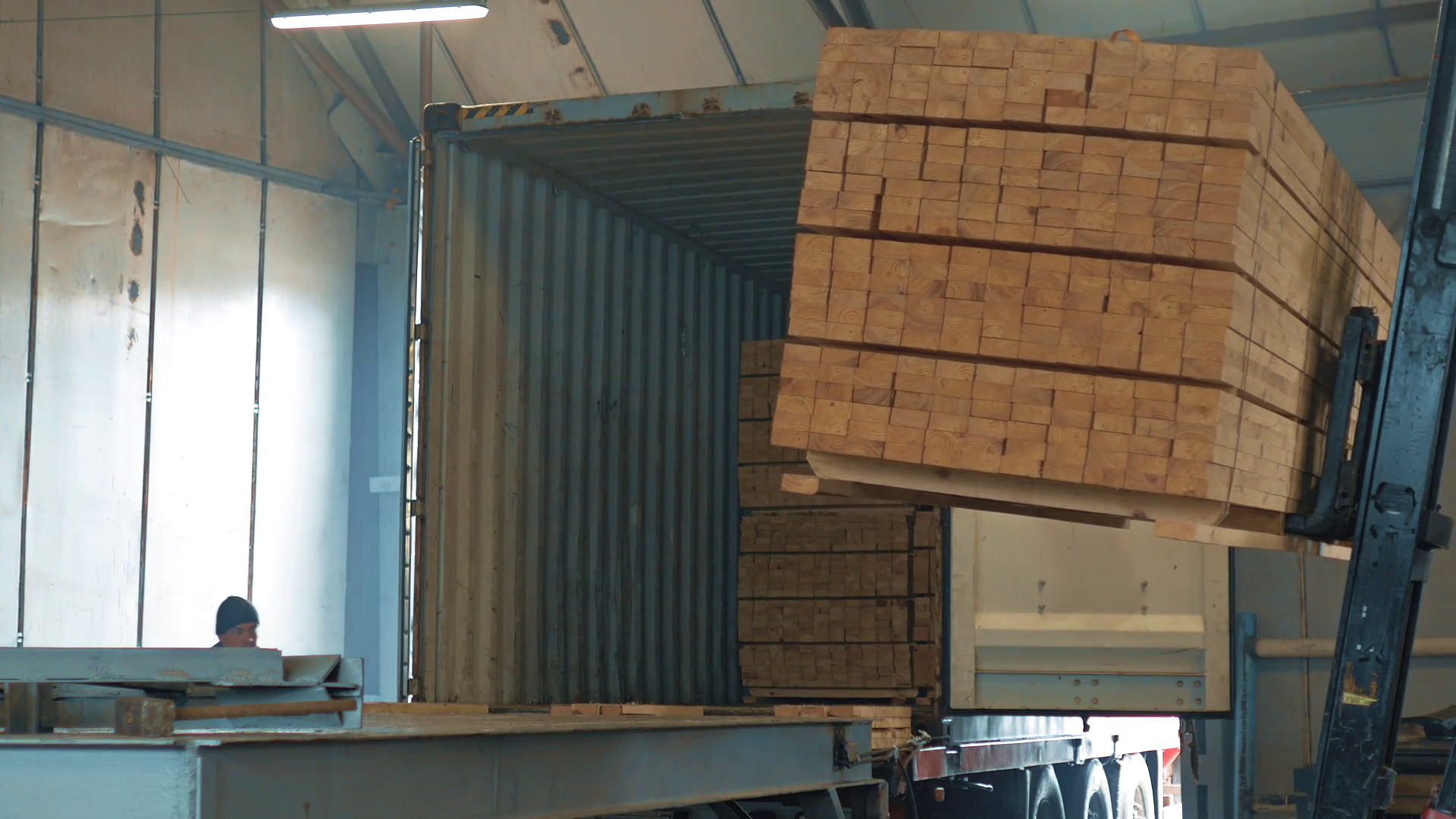 loading-container-a-bundle-with-timber-trucks-transporting-blocks-of-wood_sxmjx590_thumbnail-full01